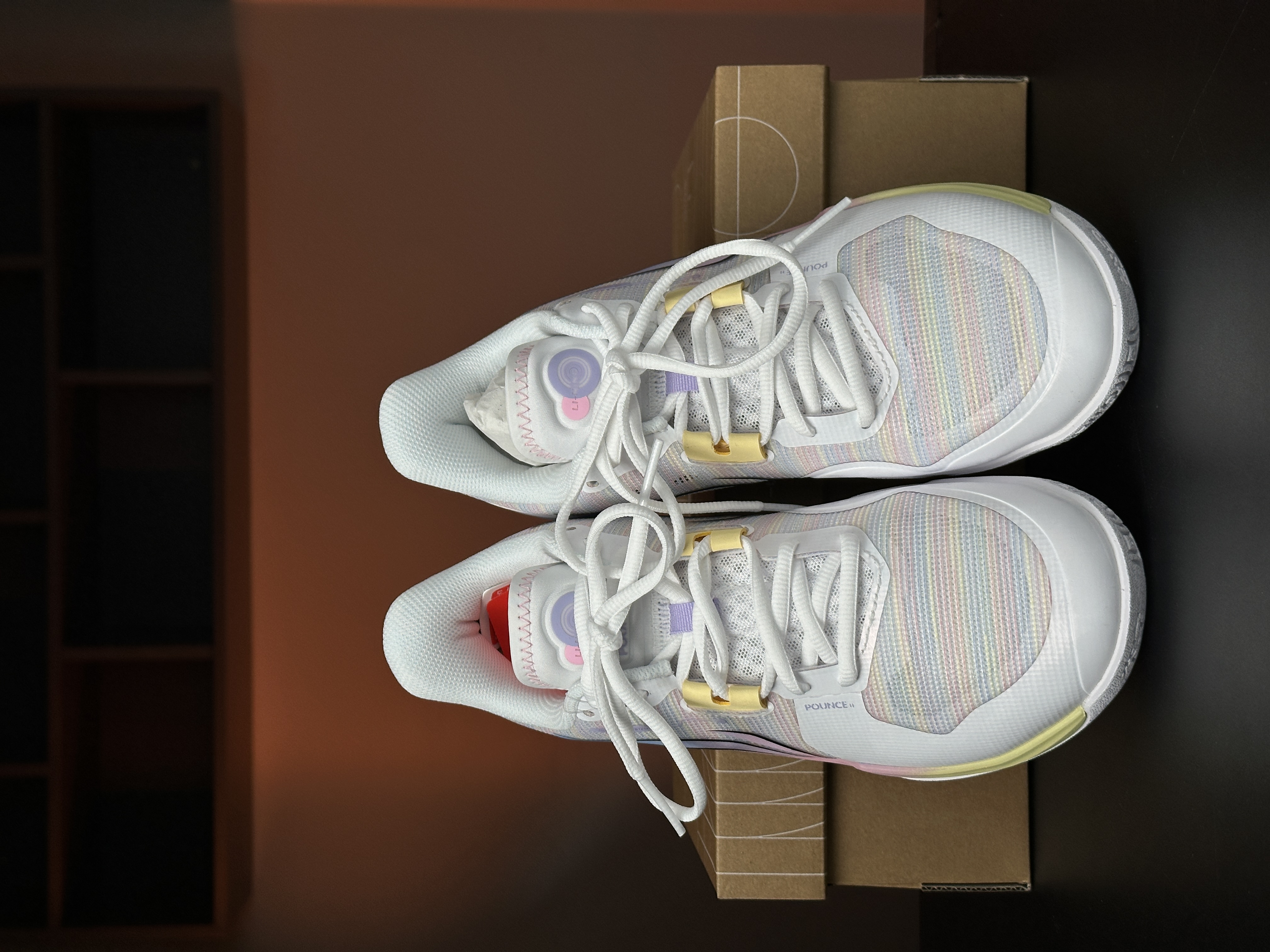 Giày Cầu Lông Lining Pounce 2 AYTV013-1 Trắng Hồng Vàng Chính Hãng - Thông Thoáng - Bền Bỉ - Giảm Chấn - Mềm Mại